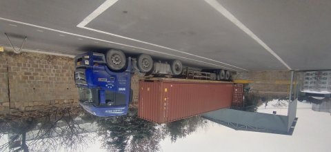 海运集装箱载重规范与风险防控体系构建