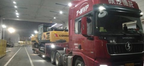 匠心护航全球工程装备供应链_青岛港到上海港口岸挖机转关过境_青岛港到上海港口岸装载机转关过境