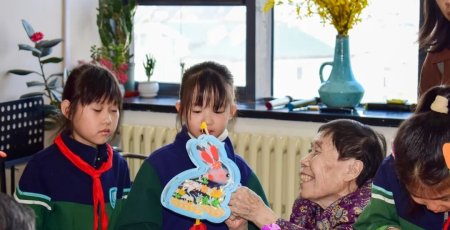 童心暖夕阳  花灯映笑颜 | 青岛海信学校小学生志愿者走进福山老年公寓开展孝亲敬老活动