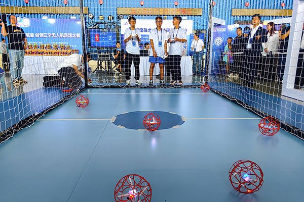 足球“飞”上天空！带你认识青少年科技体育新宠——无人机足球