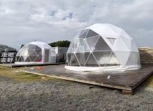 5米PVC测地线圆顶帐篷在晴朗的天空下在户外搭建