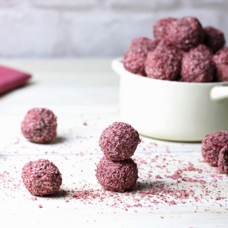 Fruity-Cocoa-Nib-Chia-Seed-Energy-Balls-1024x683