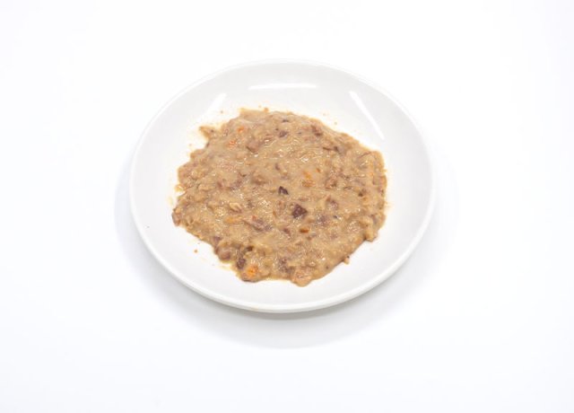 Moist duck wet food with carrot blend