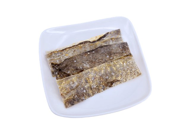 Low temperature baked cod skin snack