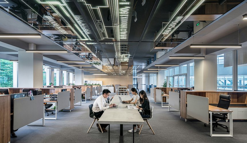 自主研发环境监测AI大模型：与顶尖科研机构合作，开发垂直领域大模型，实现智能问答、报告自动生成、治理策略模拟等高级应用，提升决策科学性。预测性维护系统：基于设备运行数据与AI模型，实现故障提前预警与自诊断，系统自诊断率超过85%，保障监测网络持续稳定运行。